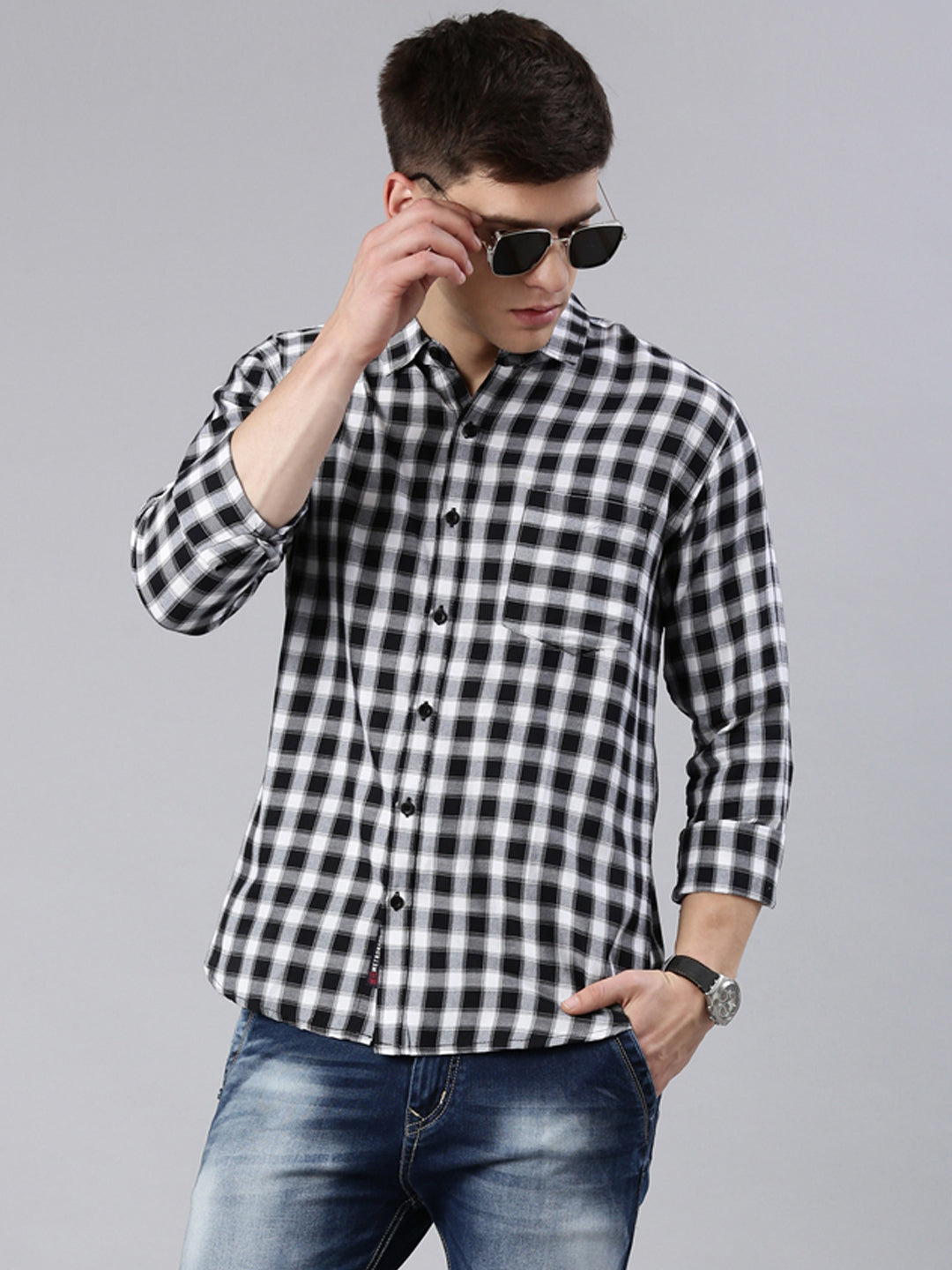 Men Black and White Checked Cotton Blend Casual Full Sleeve Shirt